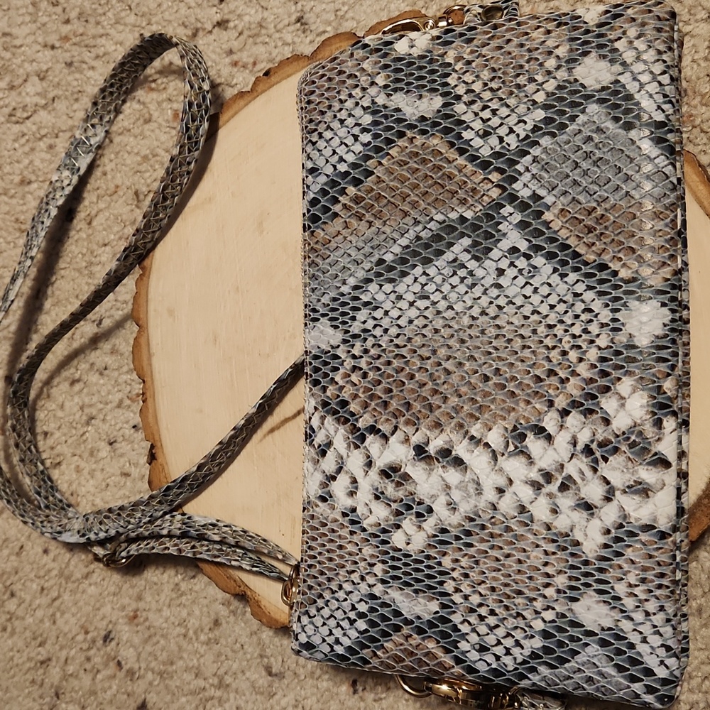 Caroline Hill 3 Pocket Crossbody Handbag